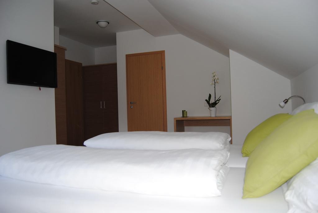 Weingut Schlafgut Genussgut Lorenz Guest House คิทเซค อิม เซาซาล ภายนอก รูปภาพ